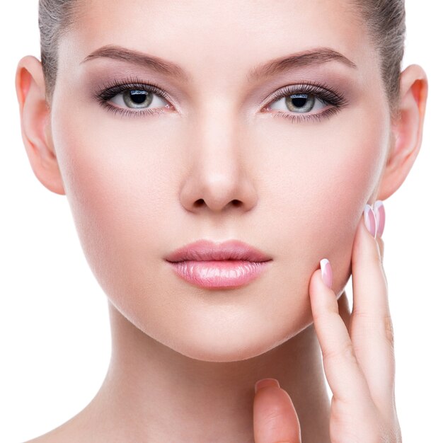 Closeup portrait de beau visage sain de la jeune femme assez blanche avec une peau fraîche - isolé sur blanc.