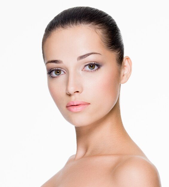 Closeup portrait de belle femme avec une peau fraîche de visage - isolé sur blanc