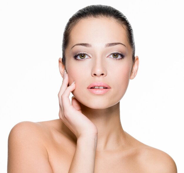 Closeup portrait de belle femme avec une peau fraîche de visage - isolé sur blanc