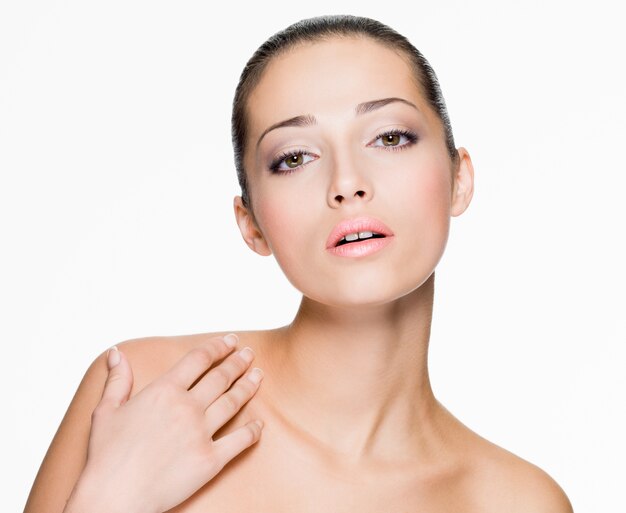 Closeup portrait de belle femme avec une peau fraîche de visage - isolé sur blanc