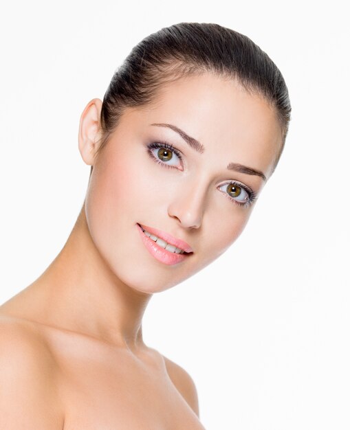 Closeup portrait de belle femme avec une peau fraîche de visage - isolé sur blanc