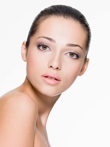 Closeup portrait de belle femme avec une peau fraîche de visage