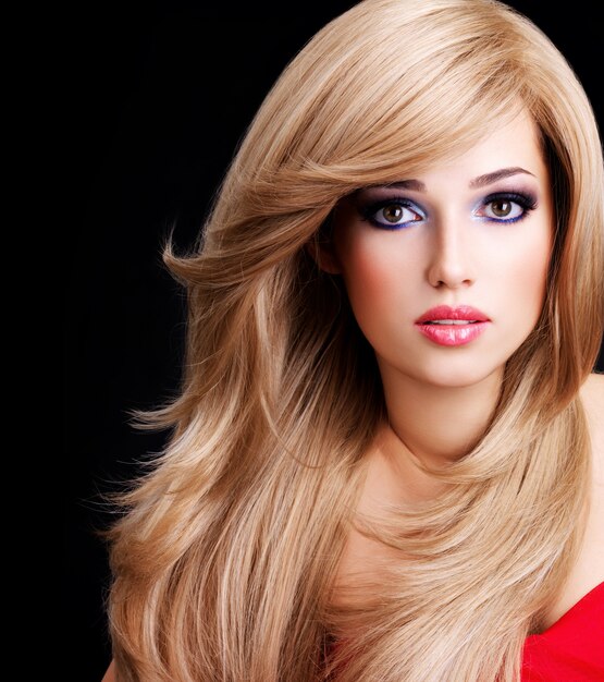 Closeup portrait d'une belle jeune femme aux longs cheveux blancs et aux lèvres rouges. Mannequin posant sur un espace noir