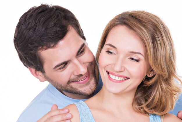 Closeup portrait de couple souriant attrayant isolé