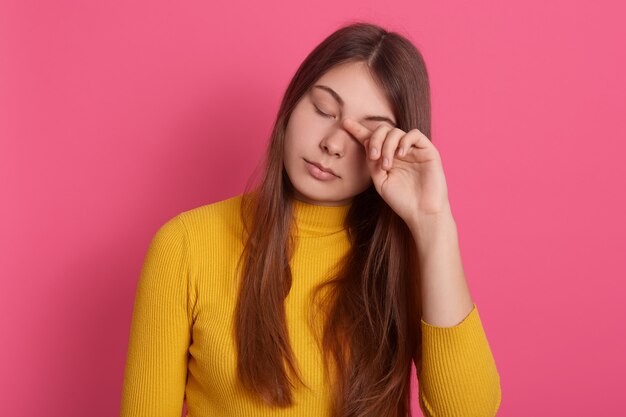 Closeup portrait de femme fatiguée aux yeux fermés