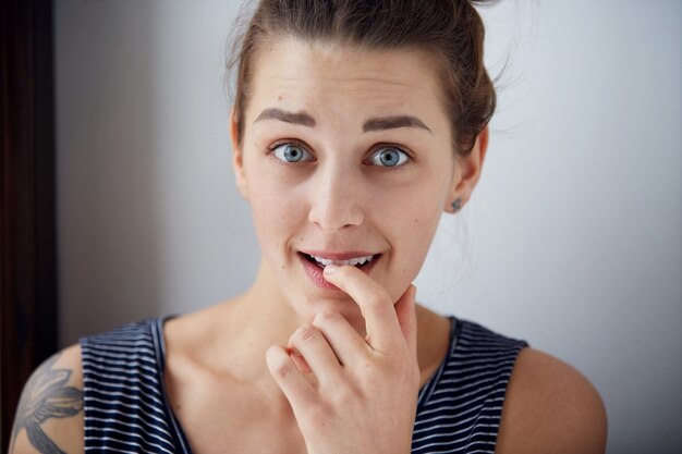 Closeup portrait femme à la honte