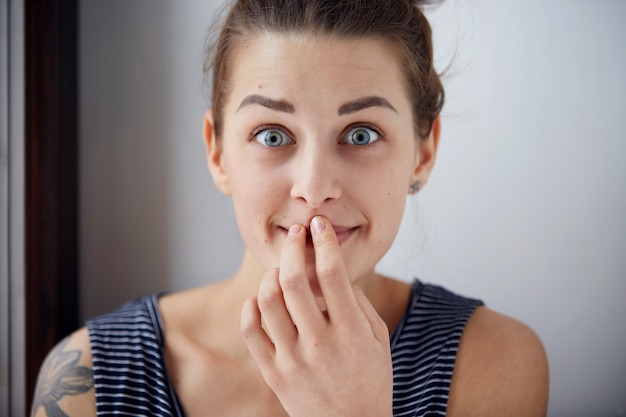 Photo gratuite closeup portrait femme à la surprise en pleine incrédulité isolé mur gris