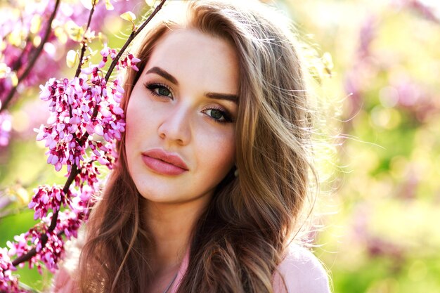 Closeup portrait incroyable jeune femme gaie aux cheveux longs au soleil en plein air