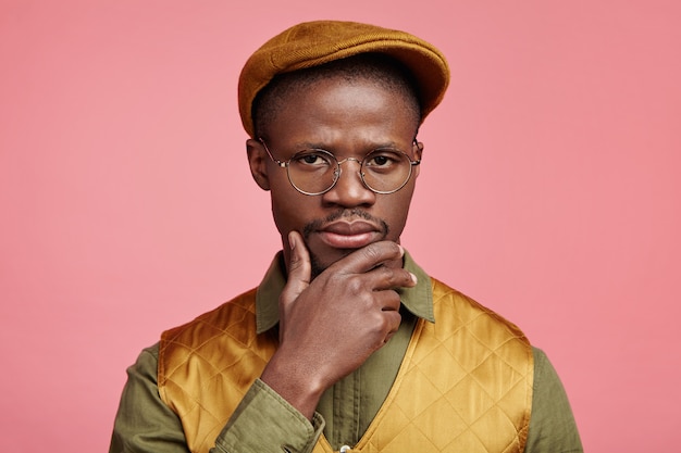 Photo gratuite closeup portrait de jeune homme afro-américain avec chapeau