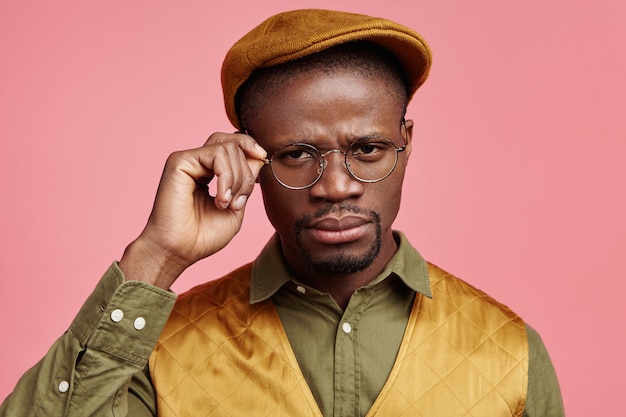 Photo gratuite closeup portrait de jeune homme afro-américain avec chapeau