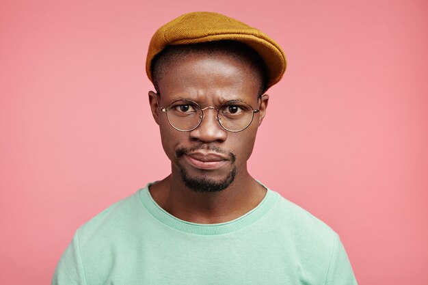 Closeup portrait de jeune homme afro-américain avec chapeau