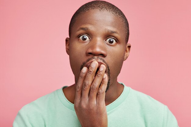 Closeup portrait de jeune homme afro-américain