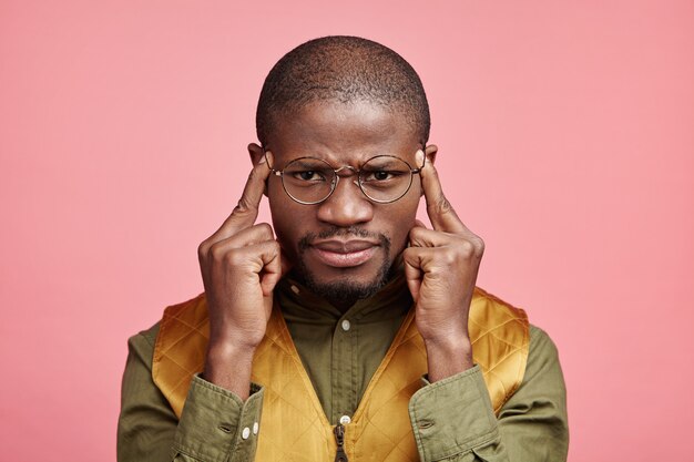 Closeup portrait de jeune homme afro-américain