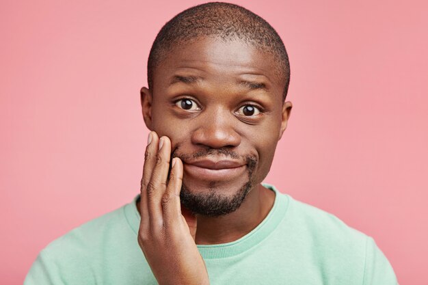 Closeup portrait de jeune homme afro-américain