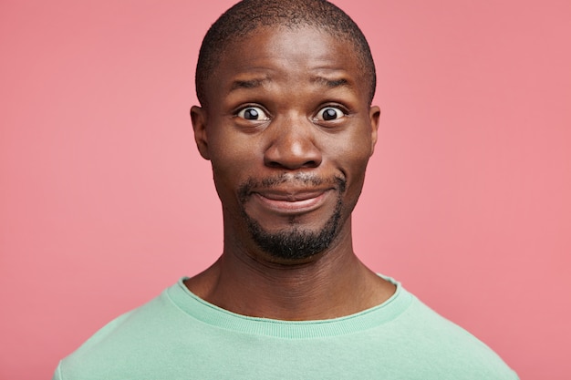 Photo gratuite closeup portrait de jeune homme afro-américain