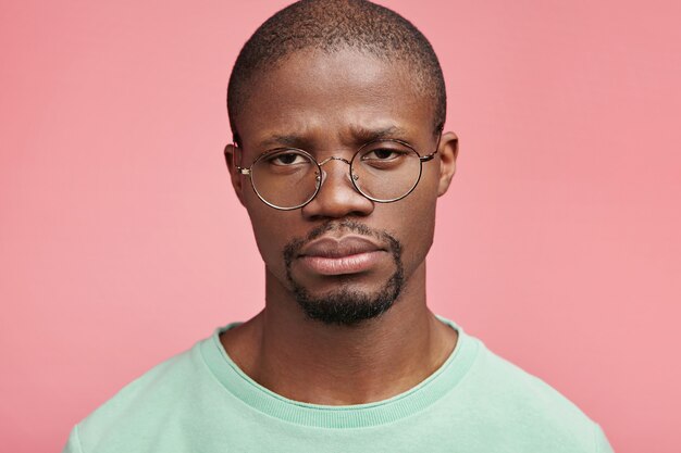 Closeup portrait de jeune homme afro-américain