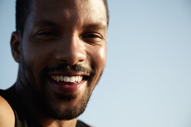 Closeup portrait de jeune homme barbu