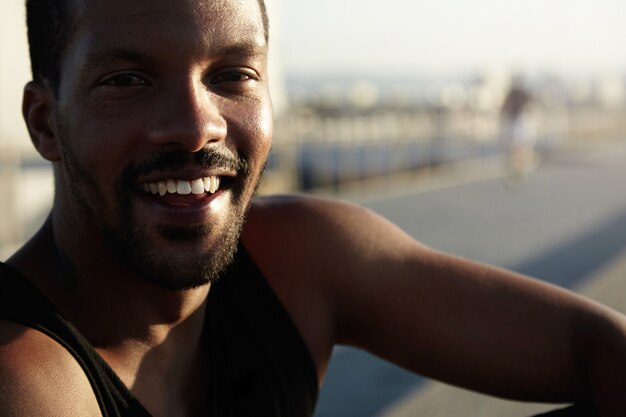 Closeup portrait de jeune homme barbu