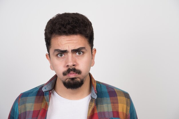 Closeup portrait de jeune homme en colère.