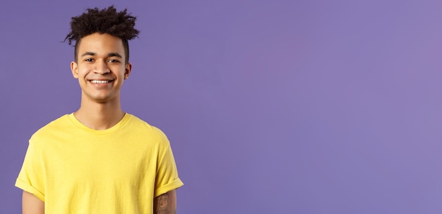 Photo gratuite closeup portrait of nice friendlylooking hispanic male student in yellow tshirt souriant ravi l