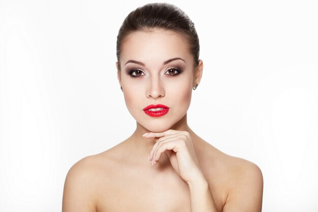 Closeup portrait of sexy caucasian young woman model with glamour red lips, bright maquillage, eye arrow makeup, purity teint. Une peau parfaitement propre.