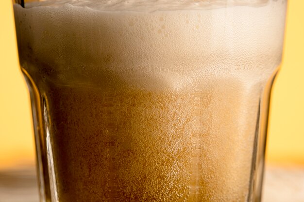 Closeup verre de bière pétillante
