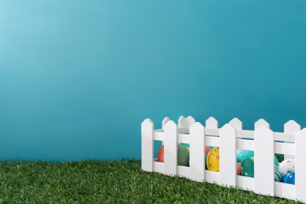 clôture décorative avec des oeufs de Pâques