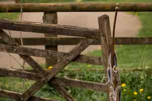 Photo gratuite clôture de ferme cassée