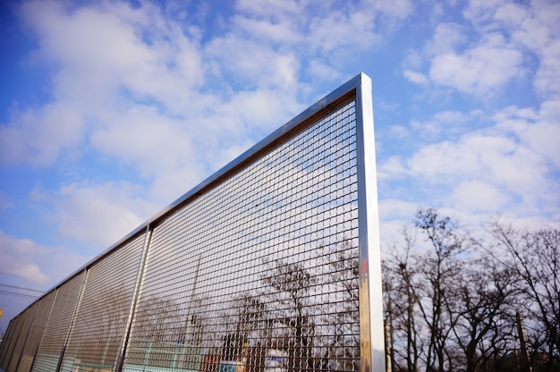 Clôture près des courts de tennis pendant la journée