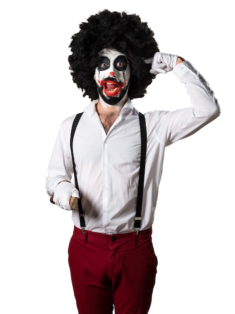 Photo gratuite clown assassiné avec un couteau faisant un geste fou