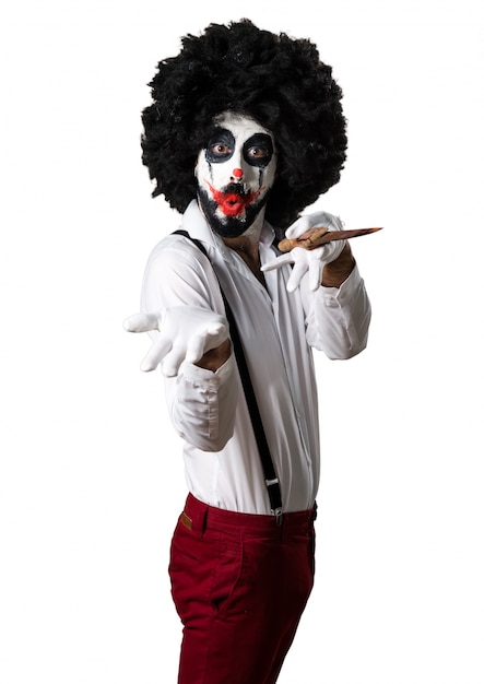 Clown assassiné avec un couteau présentant quelque chose