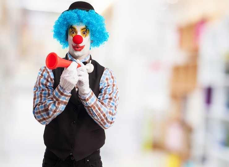 Photo gratuit clown avec une corne rouge