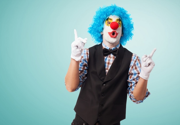 Photo gratuite le clown drôle avec fond bleu