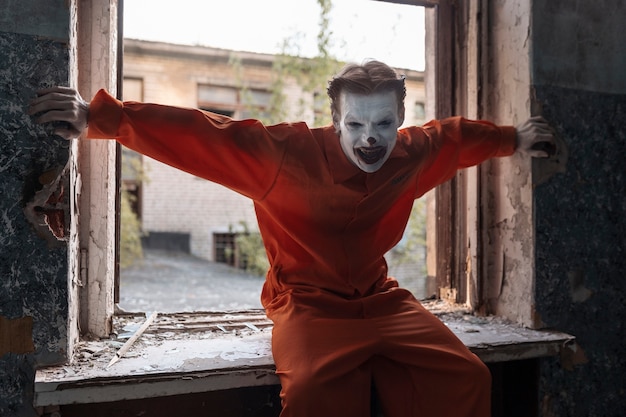 Photo gratuite clown effrayant vue de face dans un bâtiment abandonné