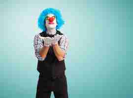 Photo gratuite clown d'envoyer un baiser