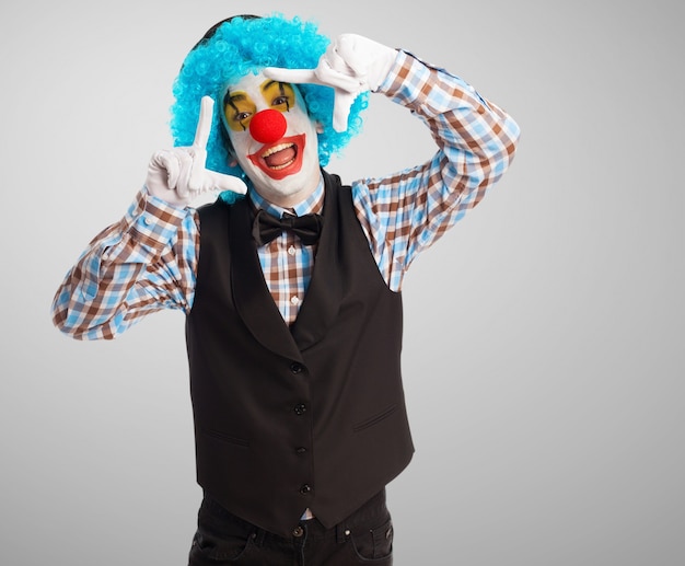 Clown avec un grand sourire en jouant avec ses mains