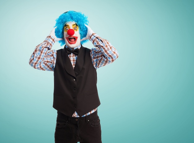 Photo gratuite clown avec les mains sur la tête