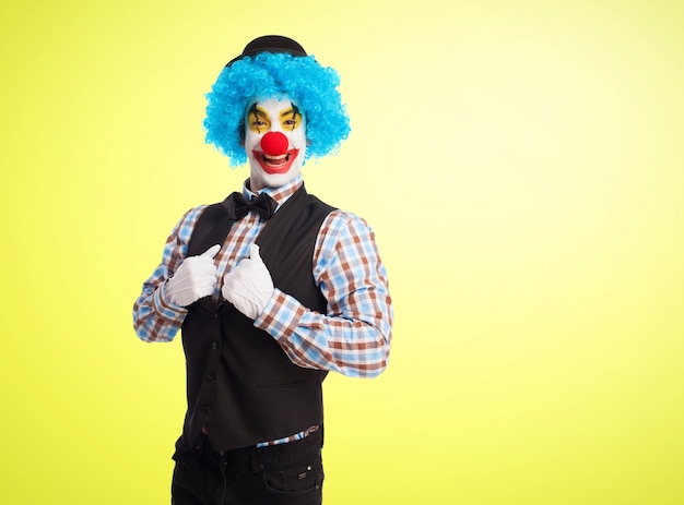 Photo gratuite clown serrant sa veste