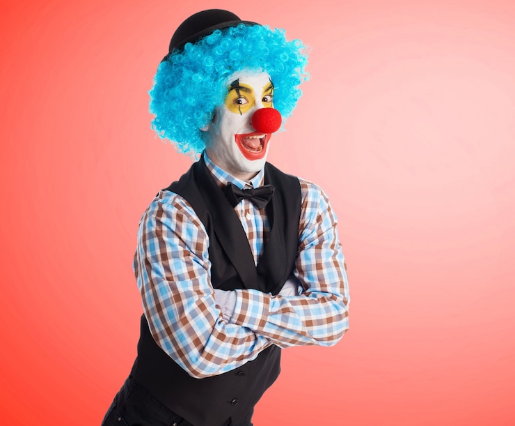 Photo gratuit clown en souriant, les bras croisés