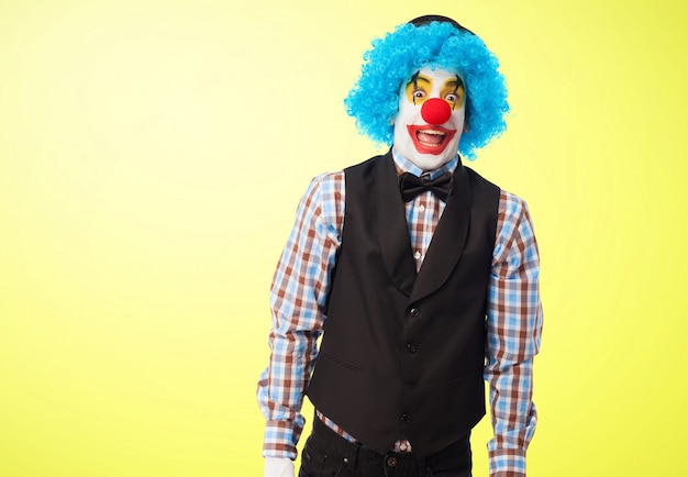 Clown souriant, les bras tombants