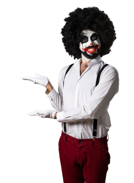 Photo gratuite clown tueur présentant quelque chose