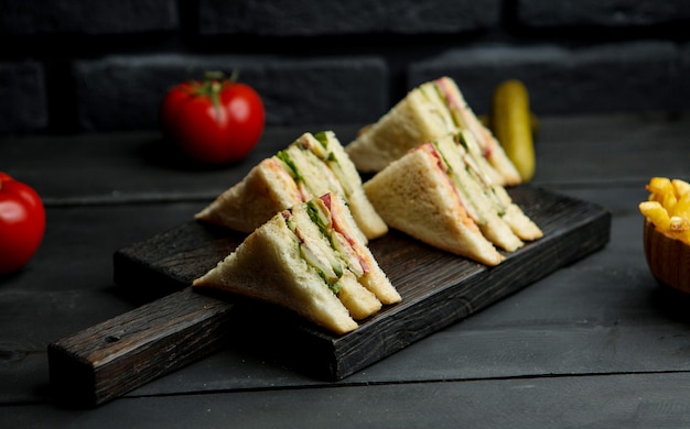 Photo gratuite club sandwich au poulet sur une planche de bois