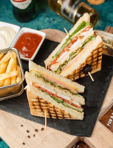 Club sandwich classique avec frites et sauce