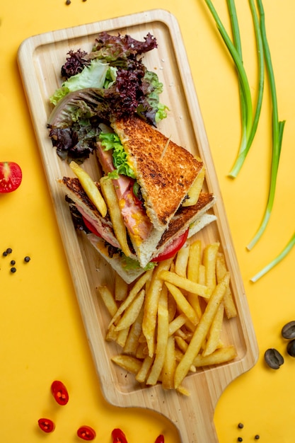 Photo gratuite club sandwich avec verdure et frites