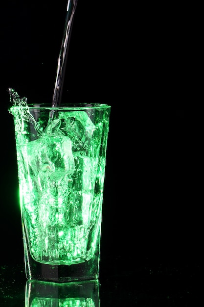 Photo gratuite cocktail d'acide vert