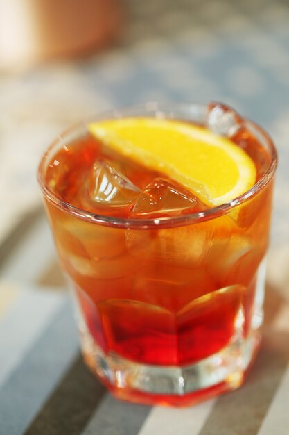 Cocktail alcoolisé aux tranches d'orange