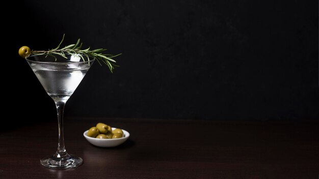 Cocktail aromatique prêt à être servi avec des olives