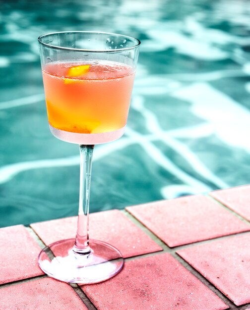 Cocktail au bord de la piscine