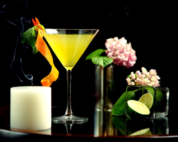 Cocktail au citron sur la table