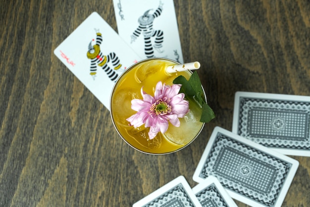 Photo gratuite cocktail au citron sur la table